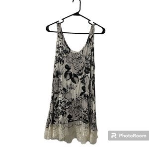EUC- women’s rose pattern tank top